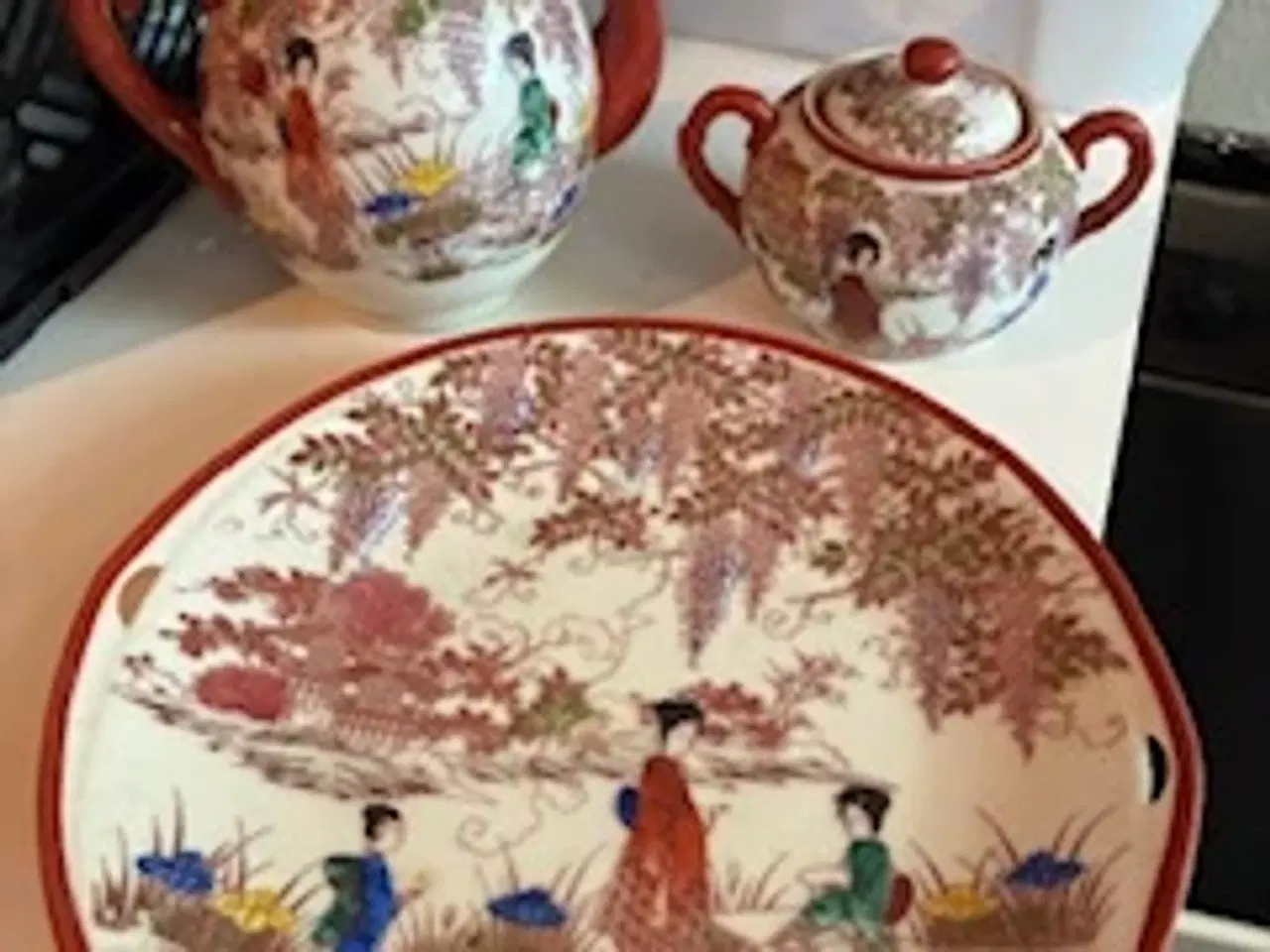 Billede 1 - 2 kander + fad til kinastel sælges.