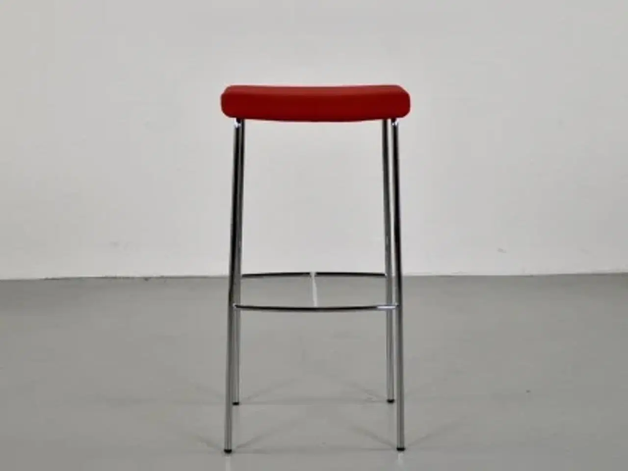 Billede 1 - Magnus olesen pause barstol med rødt polster på sædet og krom stel