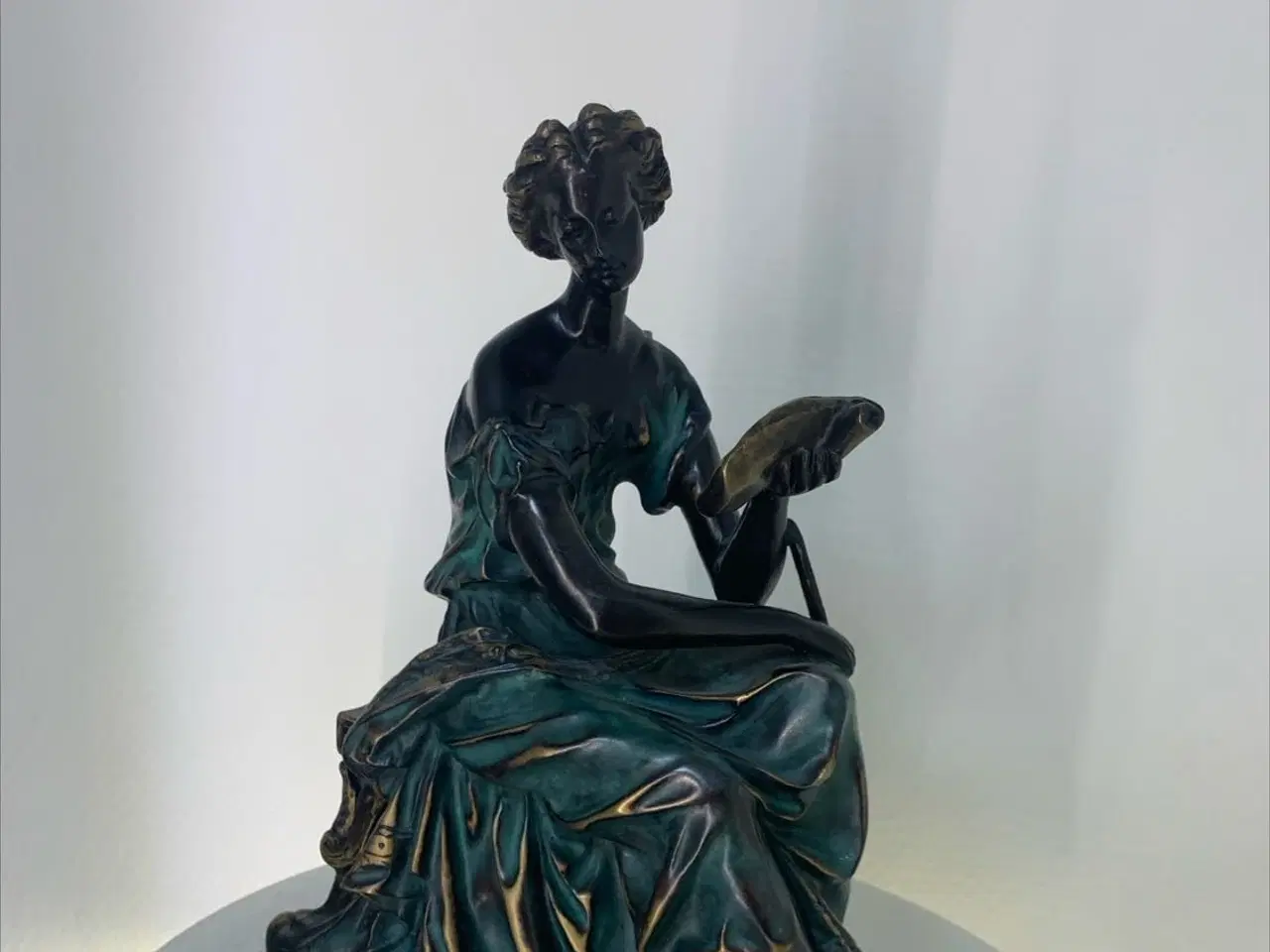 Billede 3 - Bronzefigur af siddende kvinde med rulle/bog – 3,6