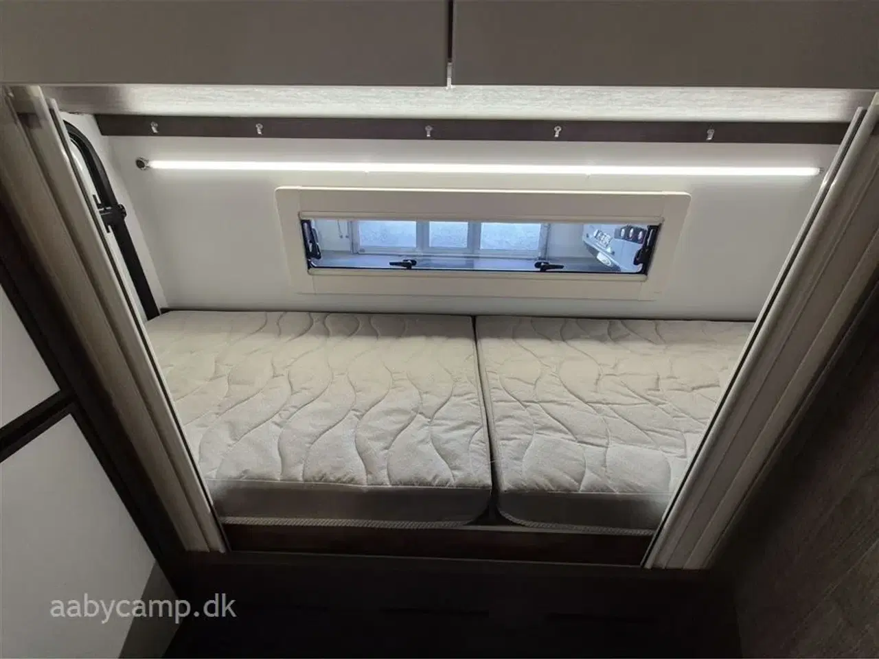 Billede 19 - 2023 - Benimar Amphitryon 983   Solceller. 2x Batterier. 2000w inverter. markise. A/C i bo-del. helårsdæk. undervognsbehandling. helårsdæk. Elektrisk indgangstrin. kun 16000 km!!!