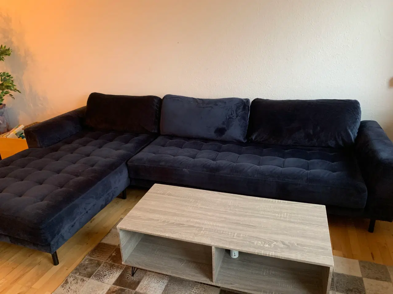 Billede 2 - Lækker chaiselongsofa i mørkeblåt velour/fløjl