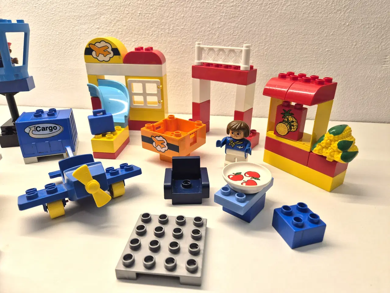 Billede 3 - Duplo Lufthavn med Fly, Mennesker, Bygningsdele 