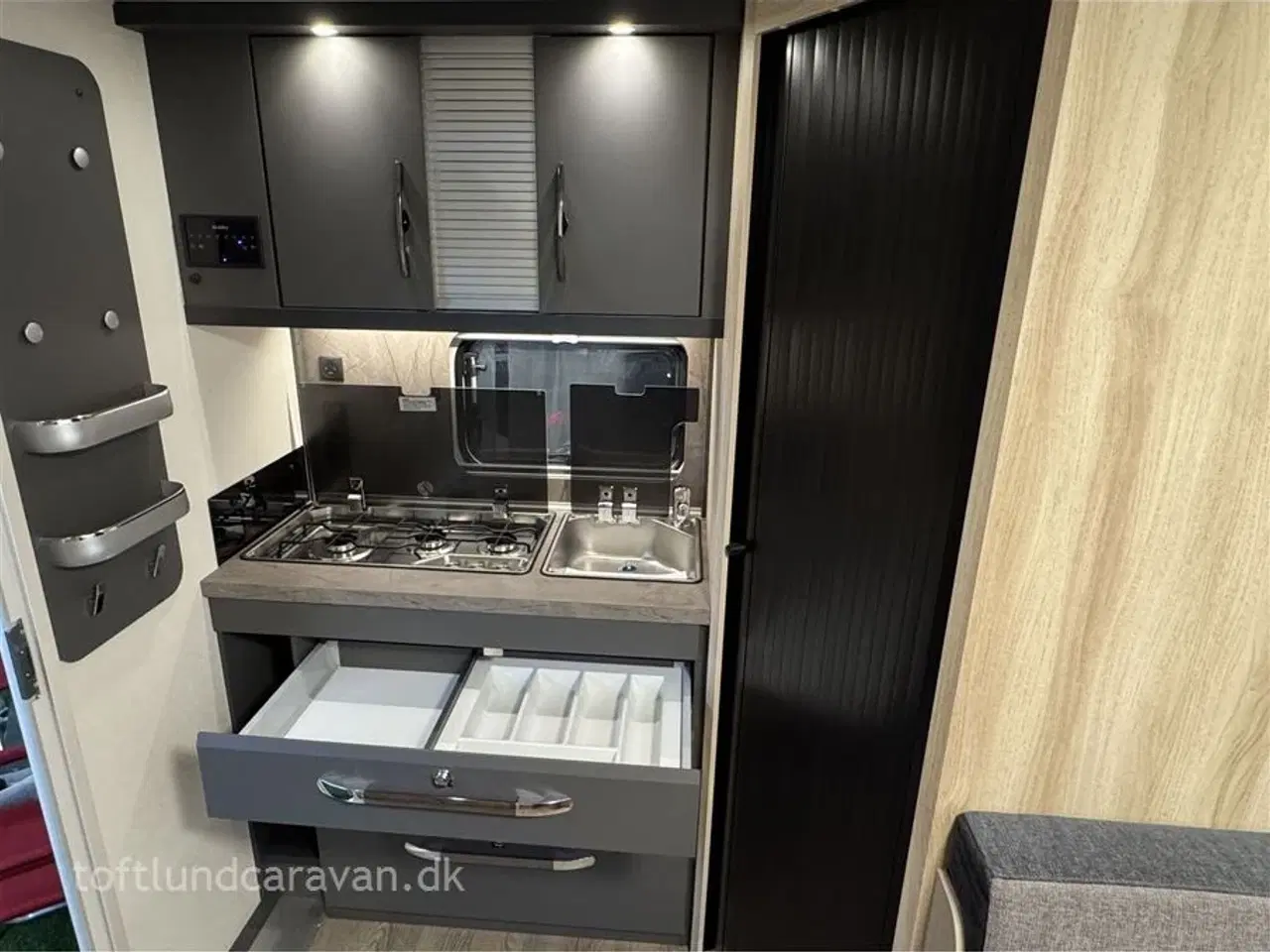 Billede 17 - 2026 - Hobby De Luxe 460 SL   TILBUD 2026 DK-Line med masser af udstyr INKL. i prisen. Enkeltsenge samt endekøkken og stort badeværelse. LAV VÆGT.