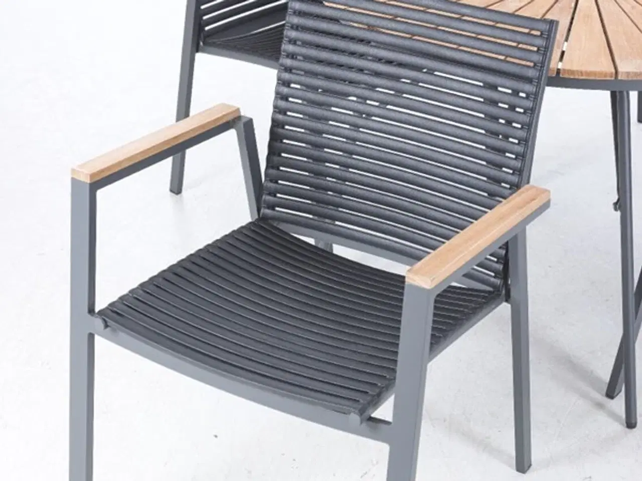 Billede 3 - Havebord samt fire stole 