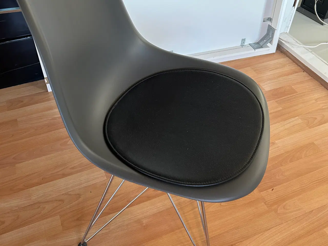 Billede 1 - Eames Spisebords stole i farver med hynder