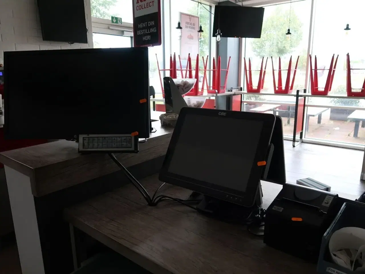 Billede 1 - Kasseapparat CBE med bonprinter, pengeskuffe, computerskærm m.m.
