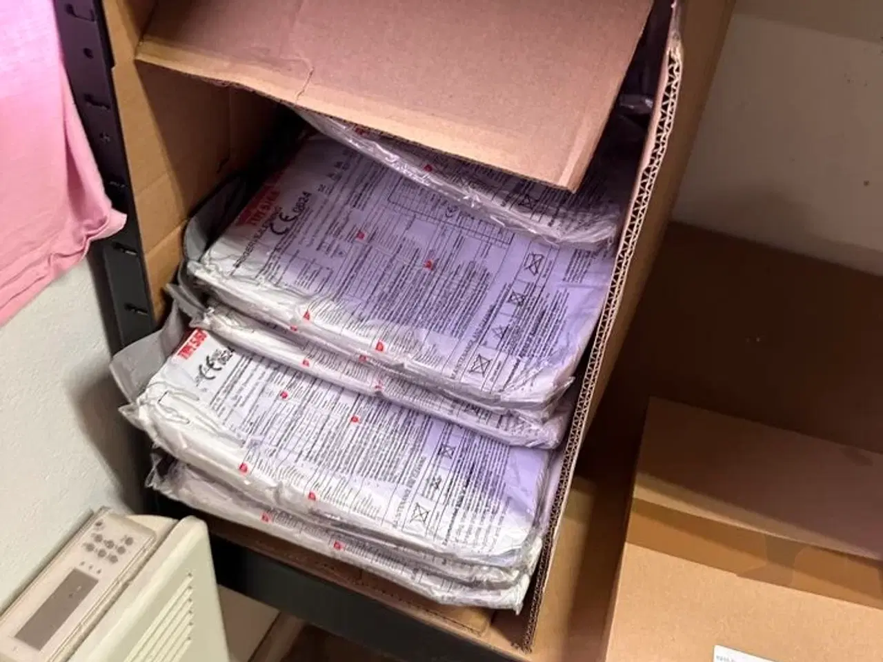 Billede 3 - Indhold på reoler af diverse håndværktøj, sikkerhedsdragter mv.