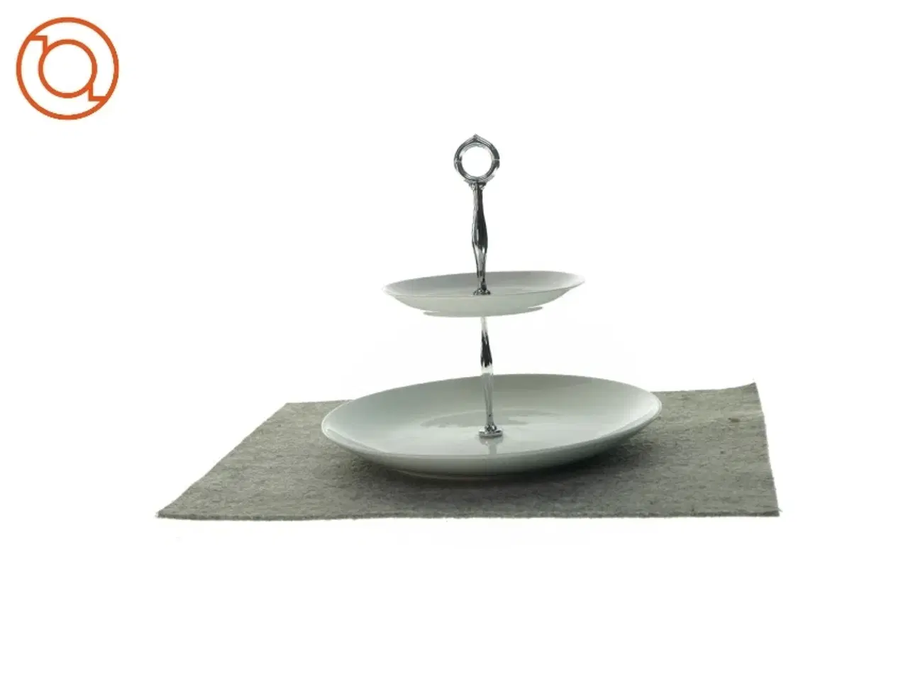 Billede 1 - smuk etagere i Hvidt porcelæn med sølvfarvet hardware (str. 26 x 28 )