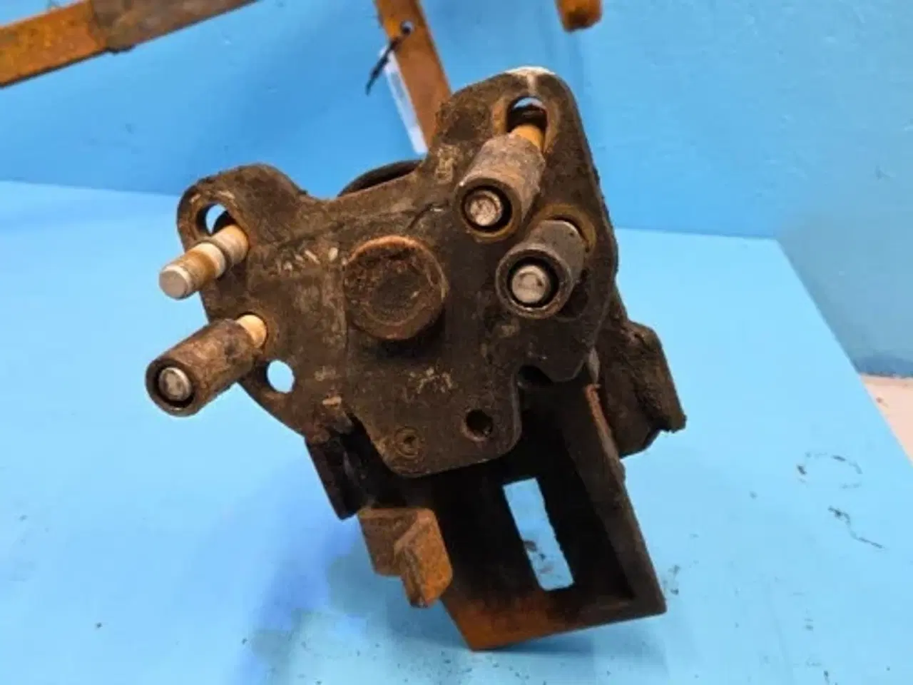 Billede 4 - Case Maxxum 150 Hjulskærm Beslag R.  47802224