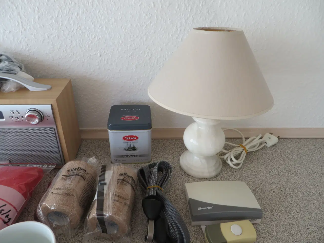 Billede 3 - Radio, Bordlampe, Regnfrakke, kompressionsstr m.m.