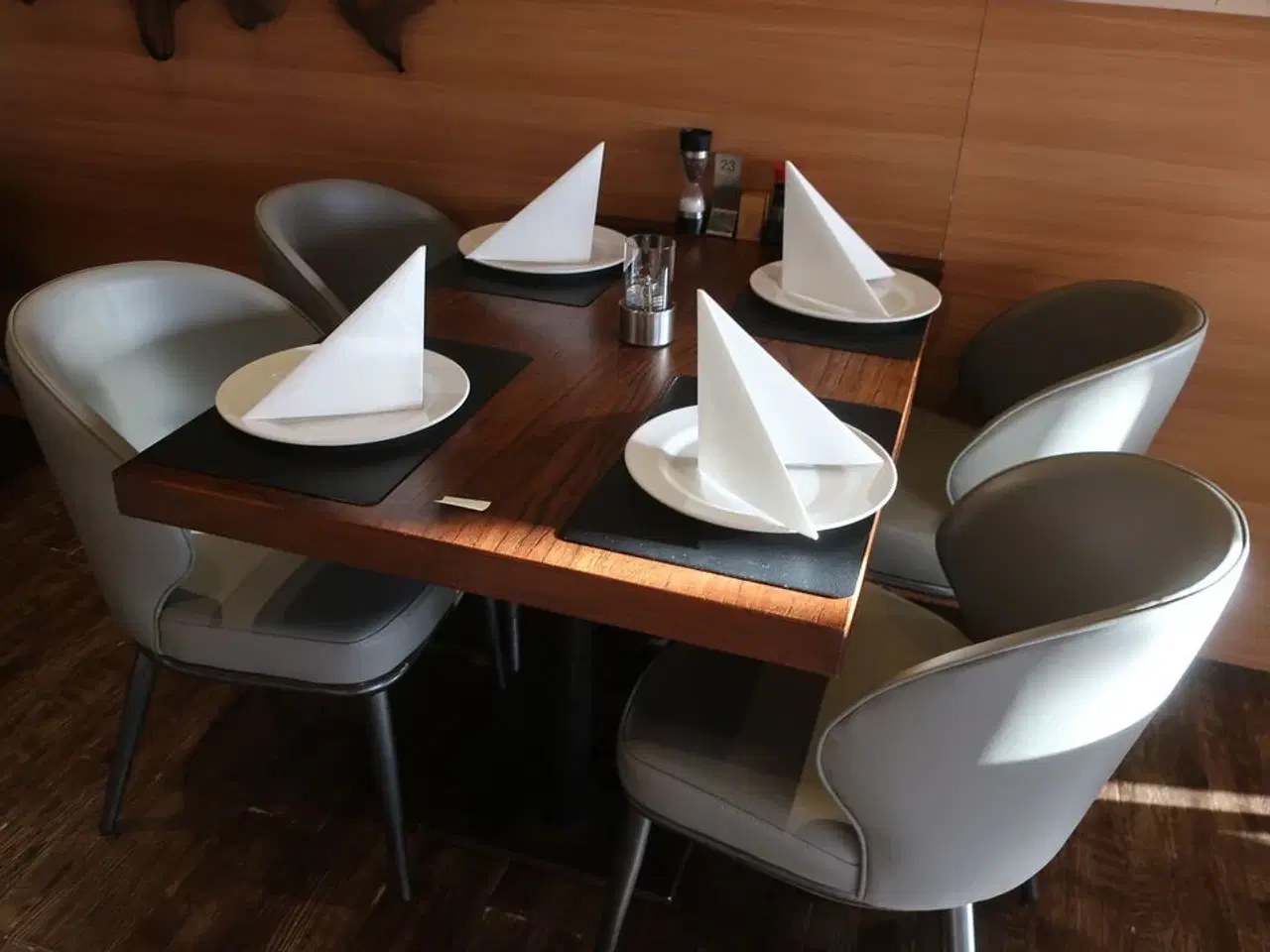 Billede 2 - Bord og 4 nye stole