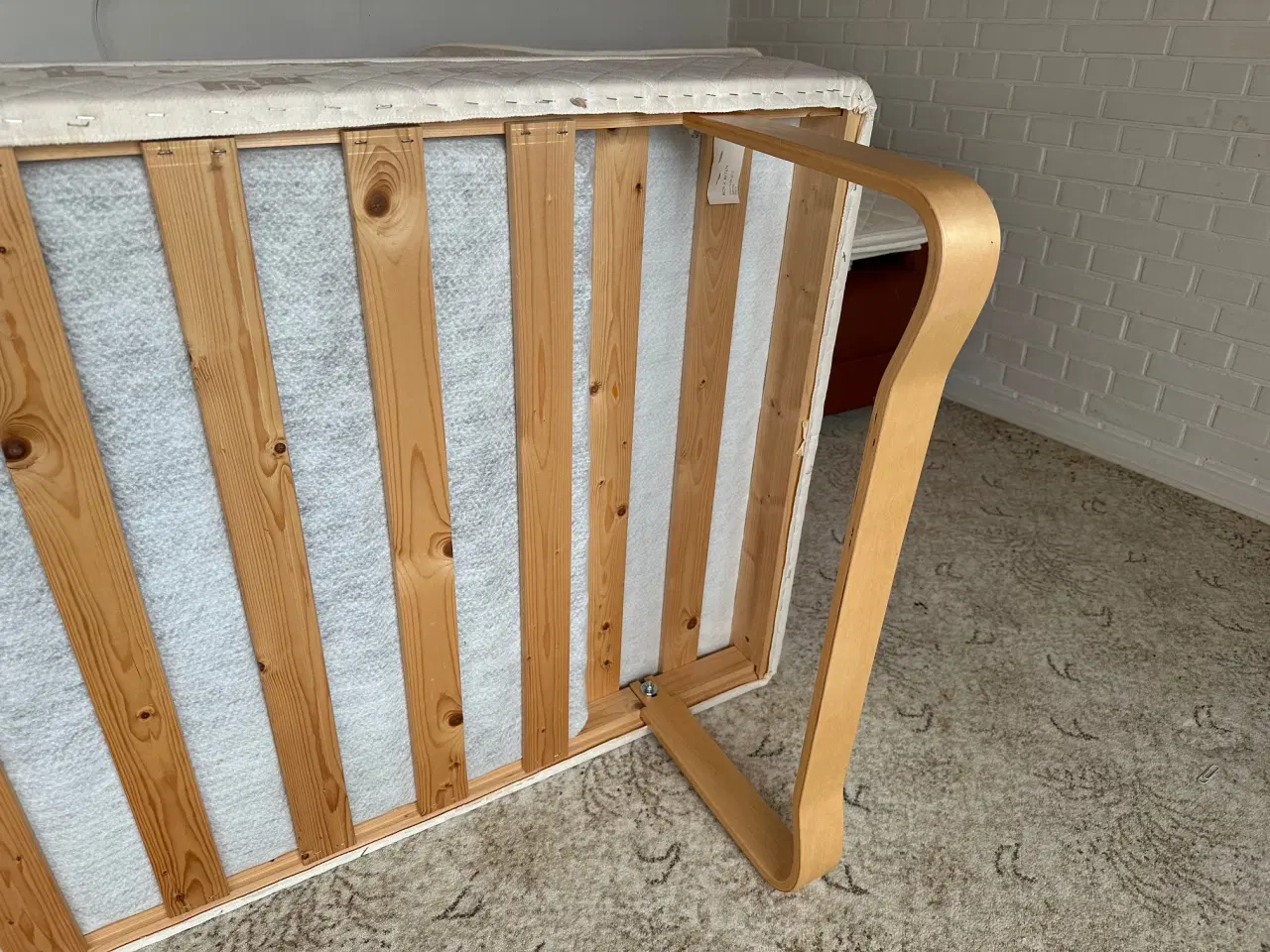 Billede 7 - Enkeltseng 90x200 med topmadras – hvid – pæn stand