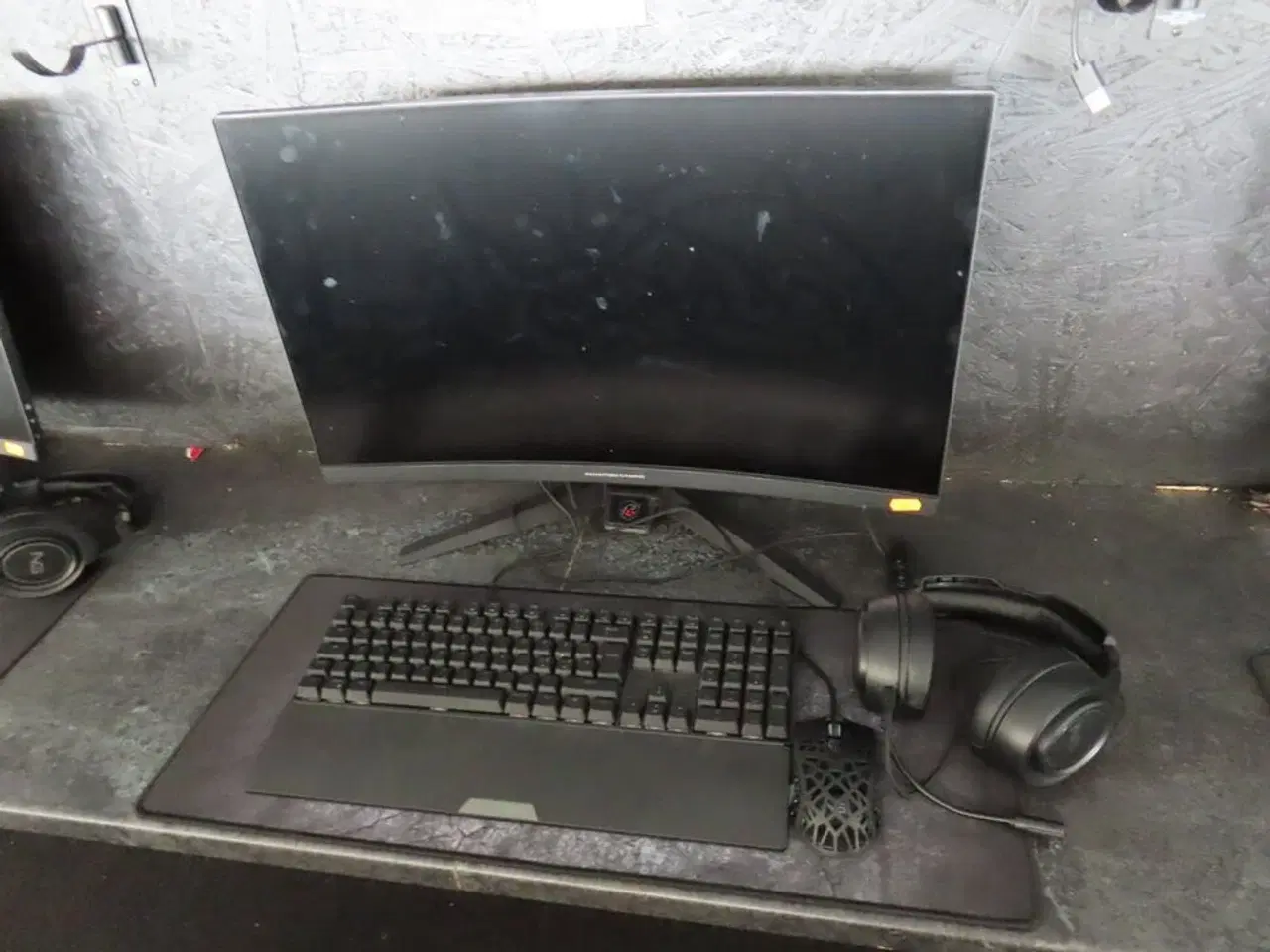 Billede 1 - 27" curved gaming monitor, ASROCK PHANTOM GAMING pg27f15rs1a
