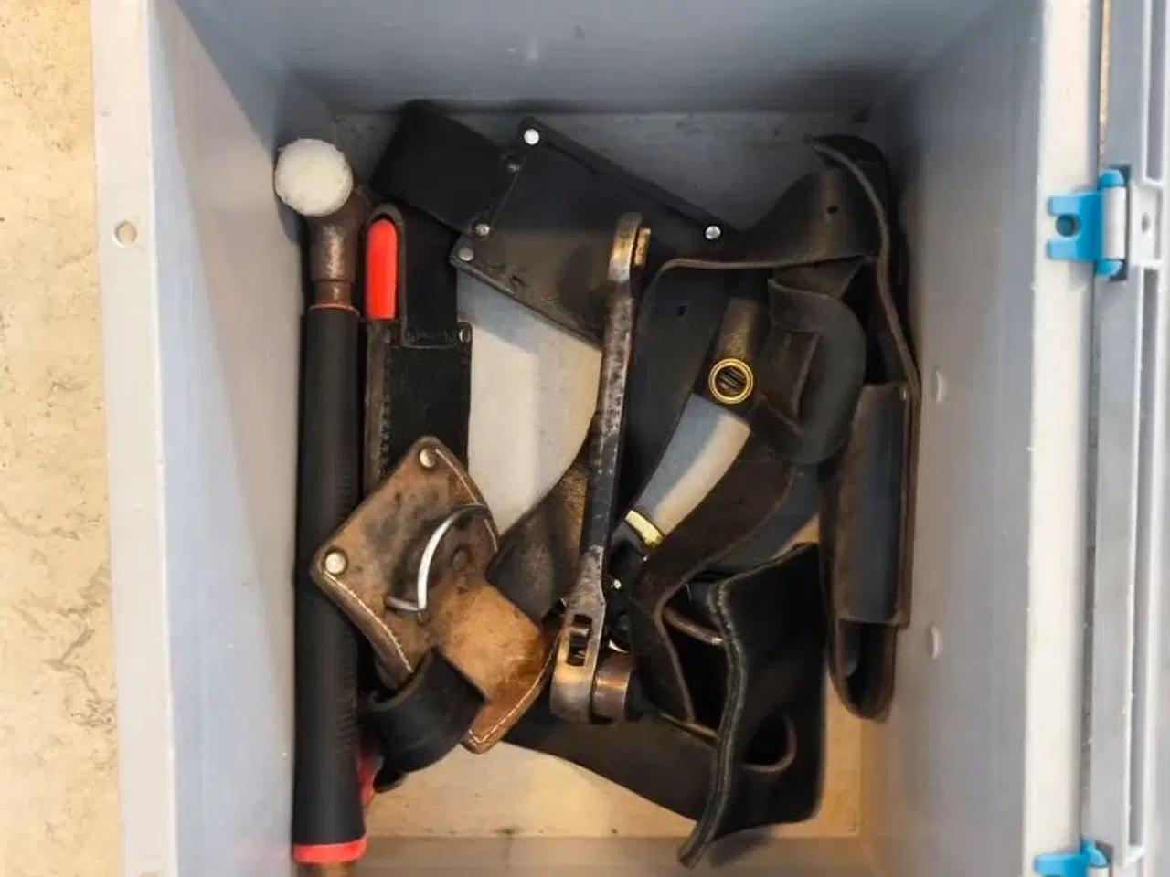 Billede 3 - Kasse m. sikringsgrej samt div.