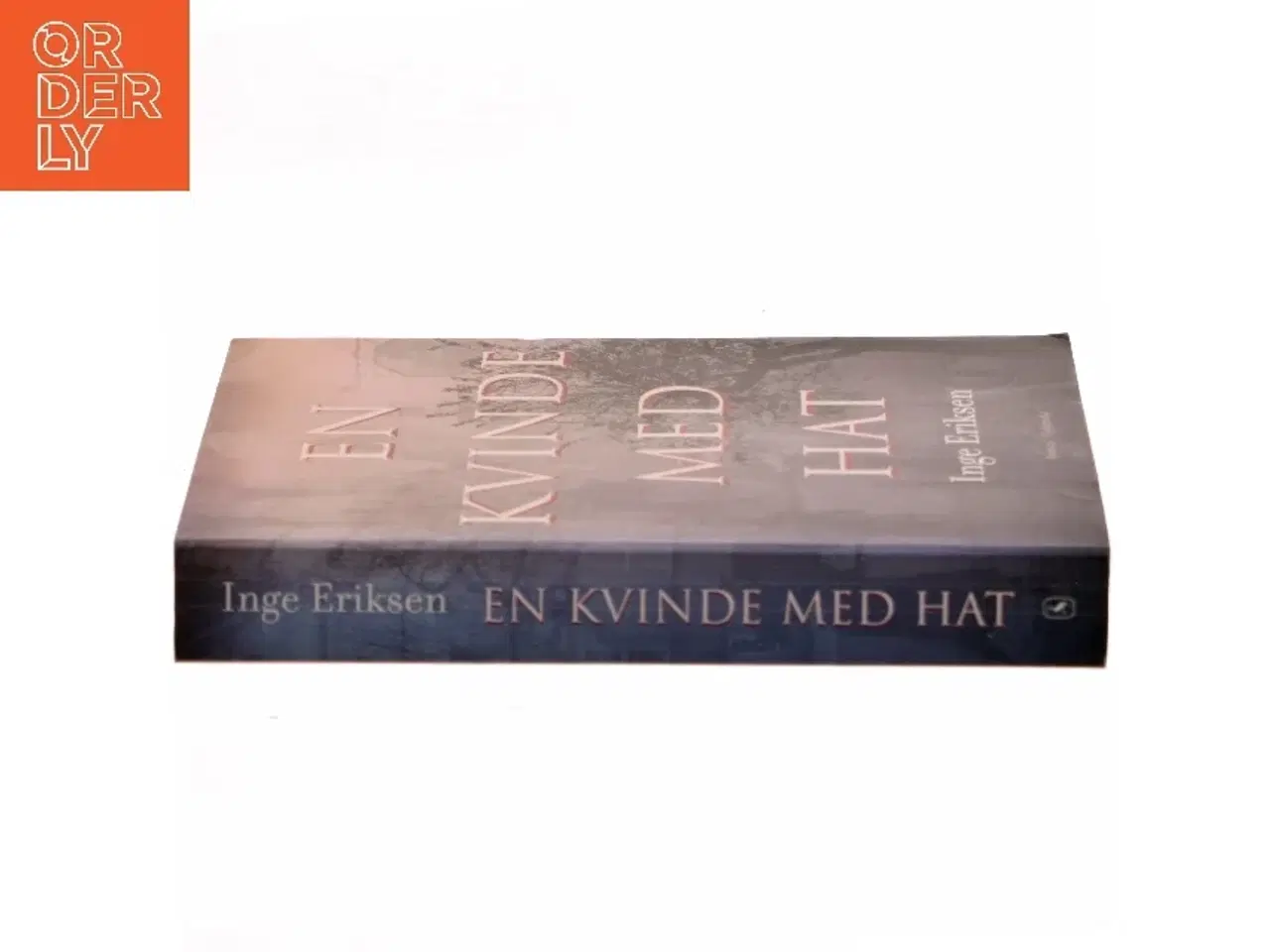 Billede 2 - En kvinde med hat : roman (Klassesæt) af Inge Eriksen (f. 1935) (Bog)