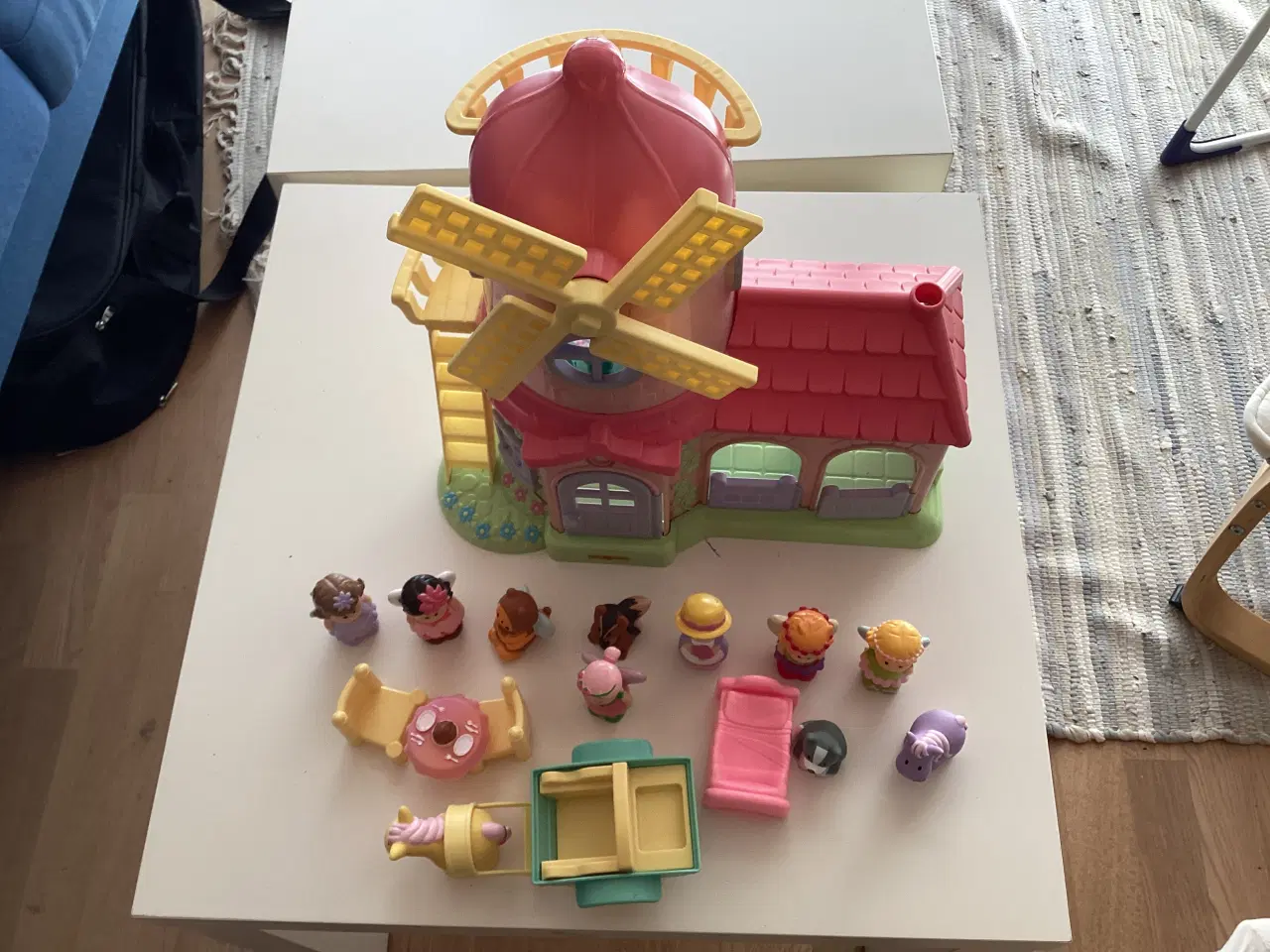 Billede 2 - Fint legehus fra Play2Learn med figurer mm.