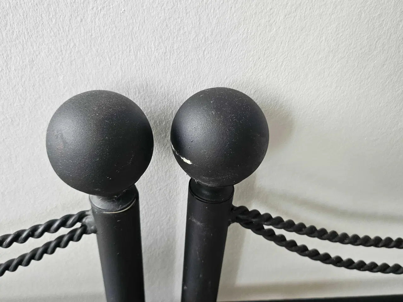 Billede 7 - 🖤 Flot metalseng + 2 matchende borde 🛏️