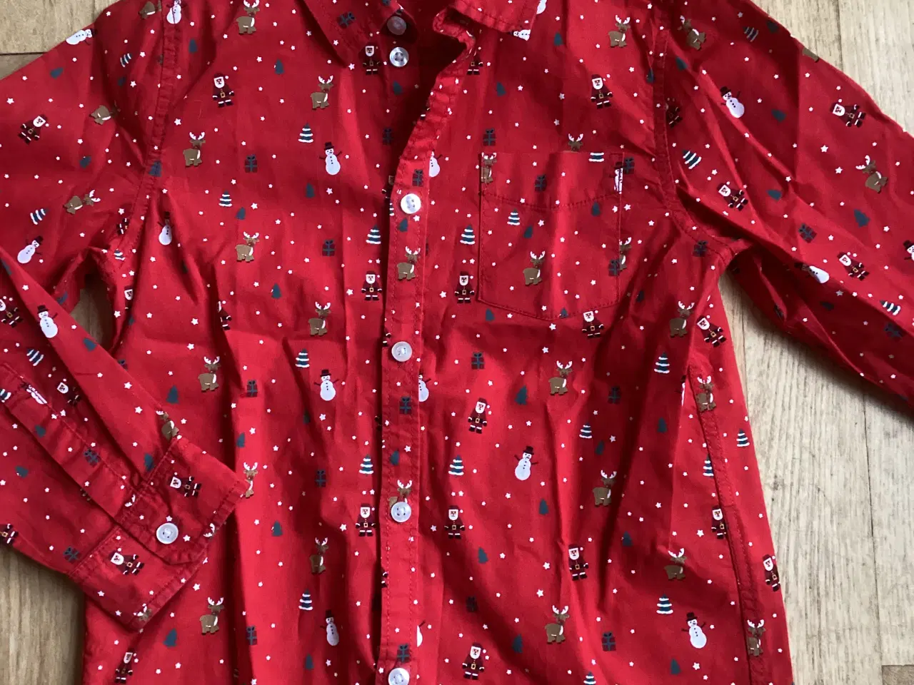 Billede 1 - Rød skjorte med julemotiv