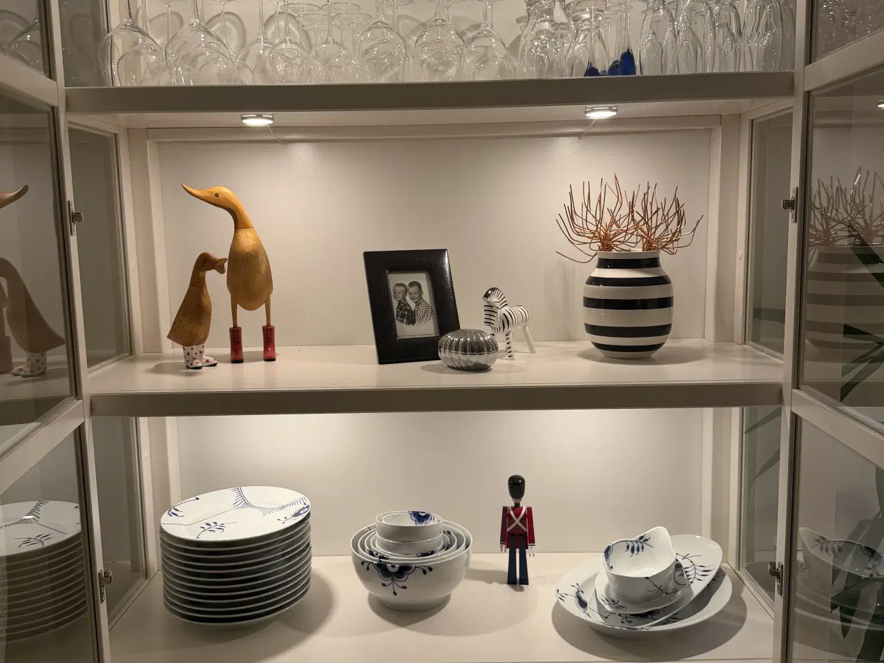 Billede 4 - Flot hvid vitrine med lys