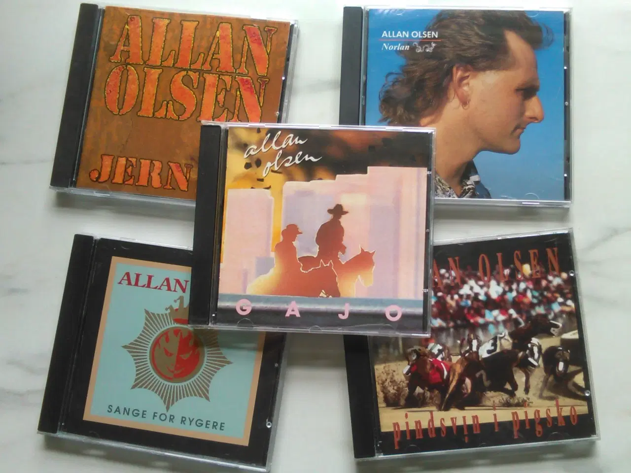 Billede 1 - ALLAN OLSEN: 5 titler – Stk. 25 kr. - Alle 75 kr.