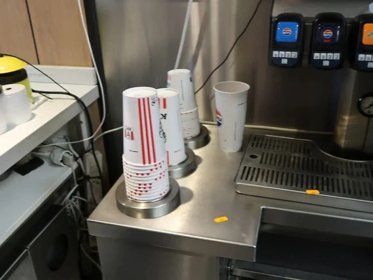 Billede 5 - Rustfri ståldisk med indhold (sodavandsdispenser og kaffemaskine medfølger ikke)