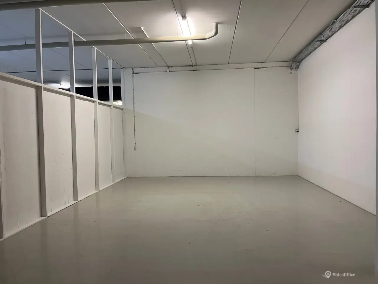 Billede 7 - Højloftet kælderlokale med gode adgangsforhold