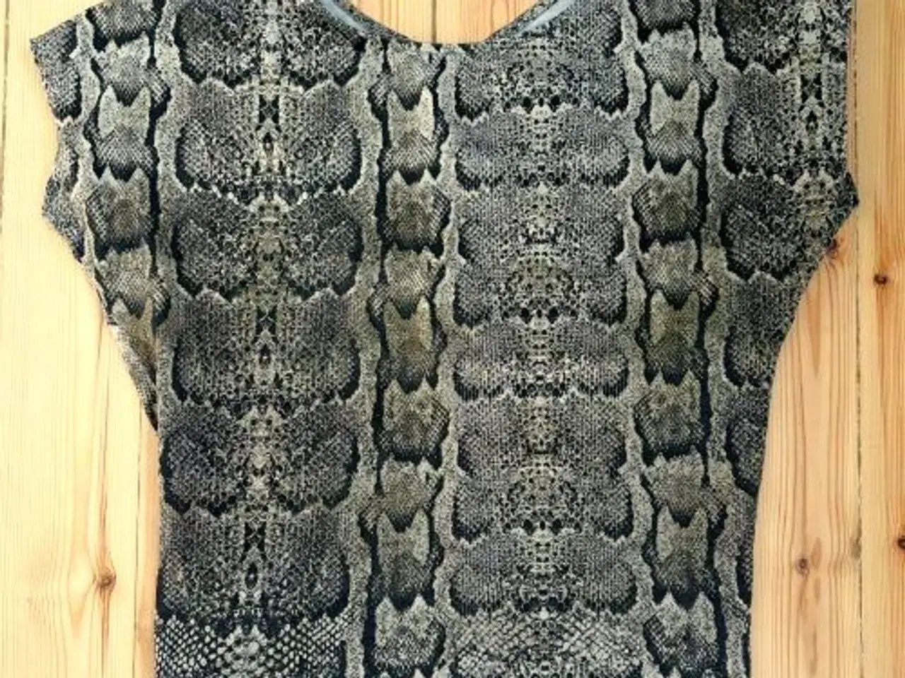 Billede 4 - Fin t-shirt med slange-print. 