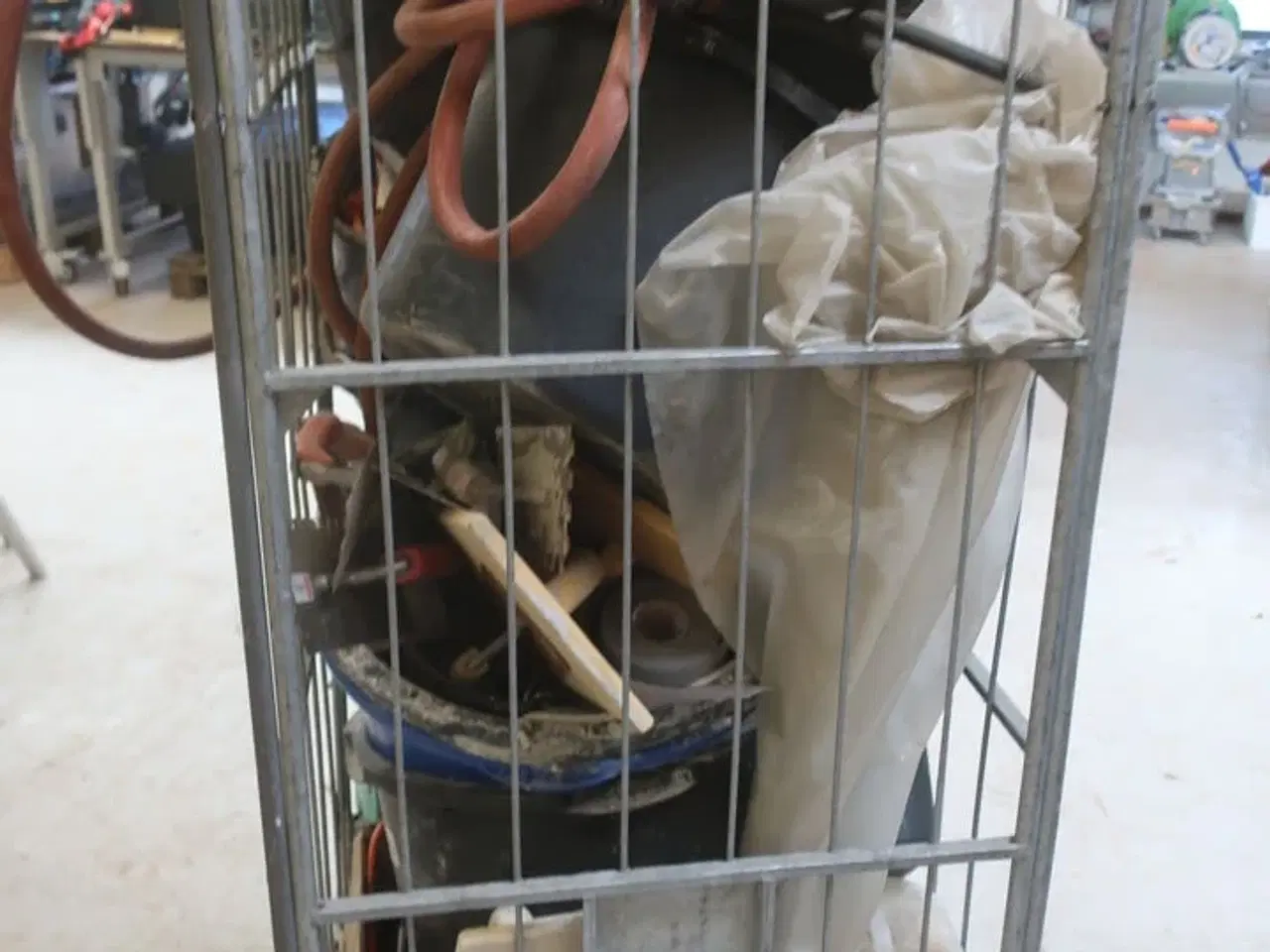 Billede 4 - Indhold i bur