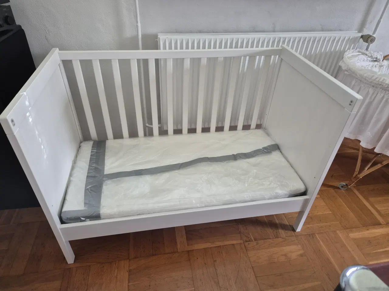Billede 2 - Sundvik tremmeseng med madras og