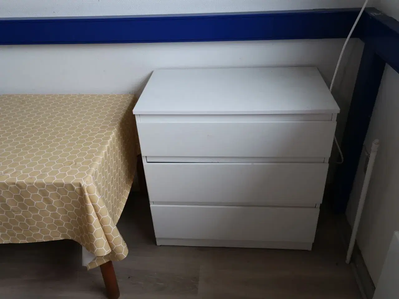 Billede 3 - Rum med indhold bl.a. seng, bord, skabe, lænestol m.m.