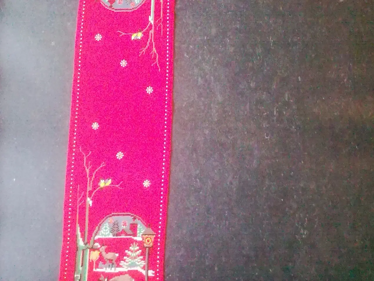 Billede 7 - Rød bordløber m rådyr julebroderi lysedug