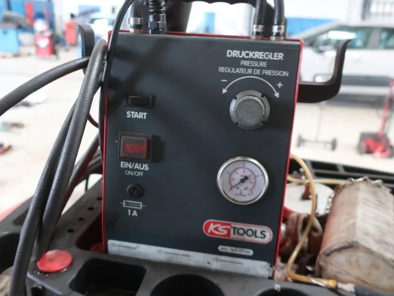 Billede 3 - Rullebord med indhold