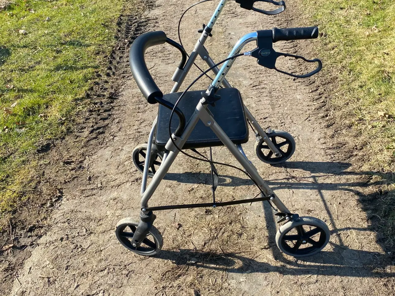 Billede 2 - FIN ROLLATOR MED SÆDE OG HÅNDBREMSE - 3