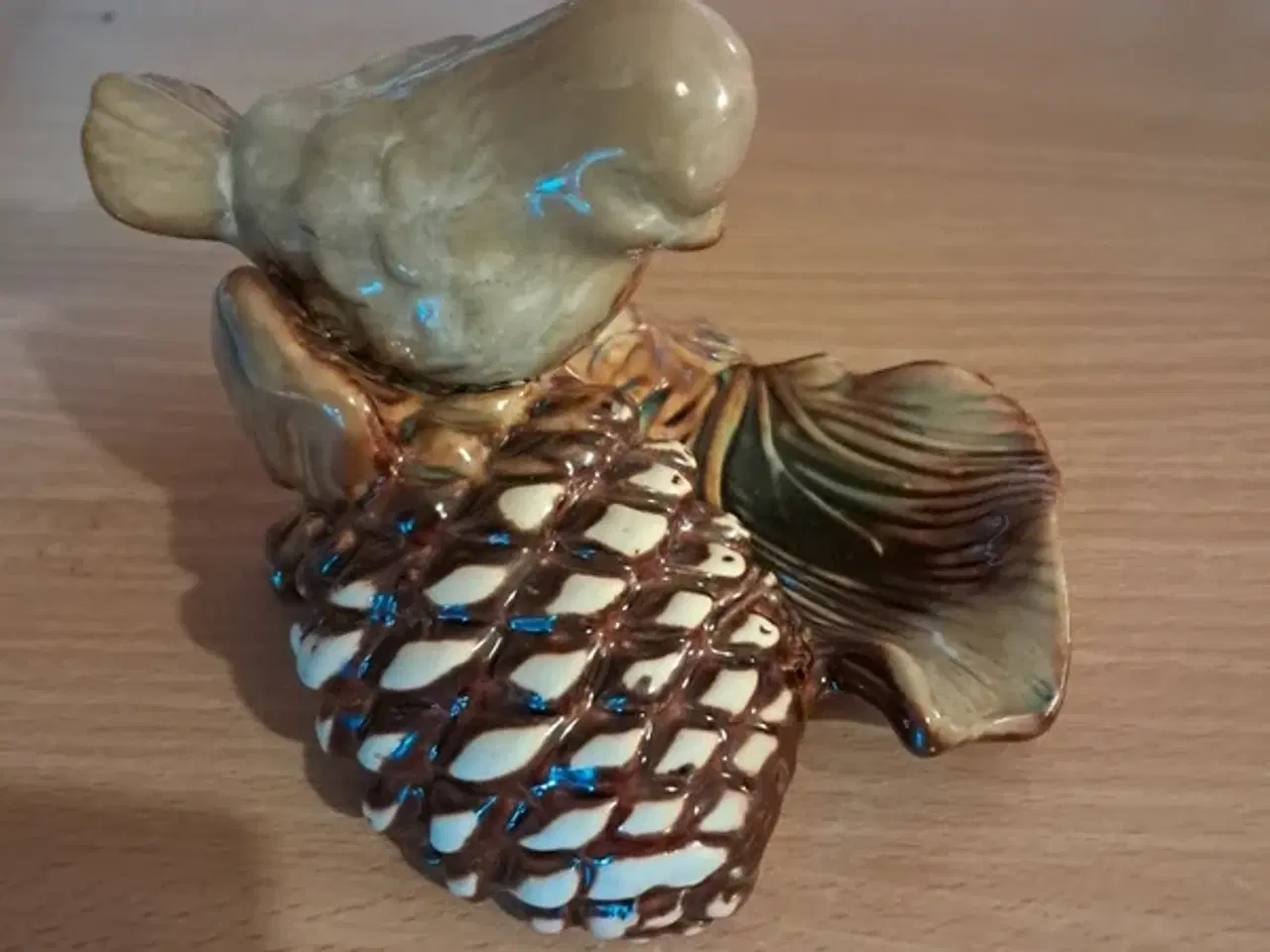 Billede 2 - Fugl på kogle