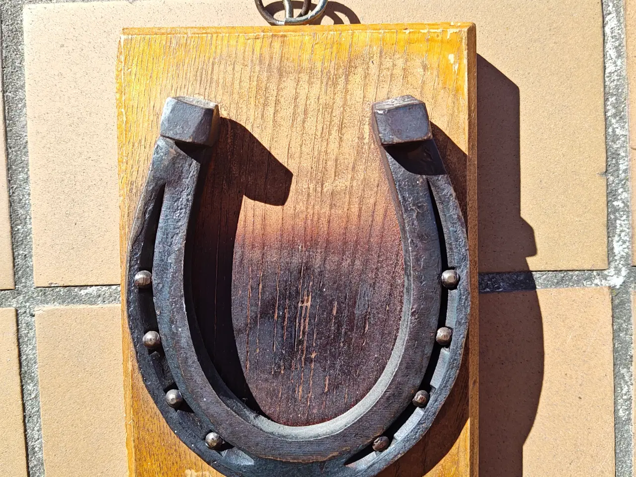 Billede 1 - Antik Hestesko på plade til at hænge op