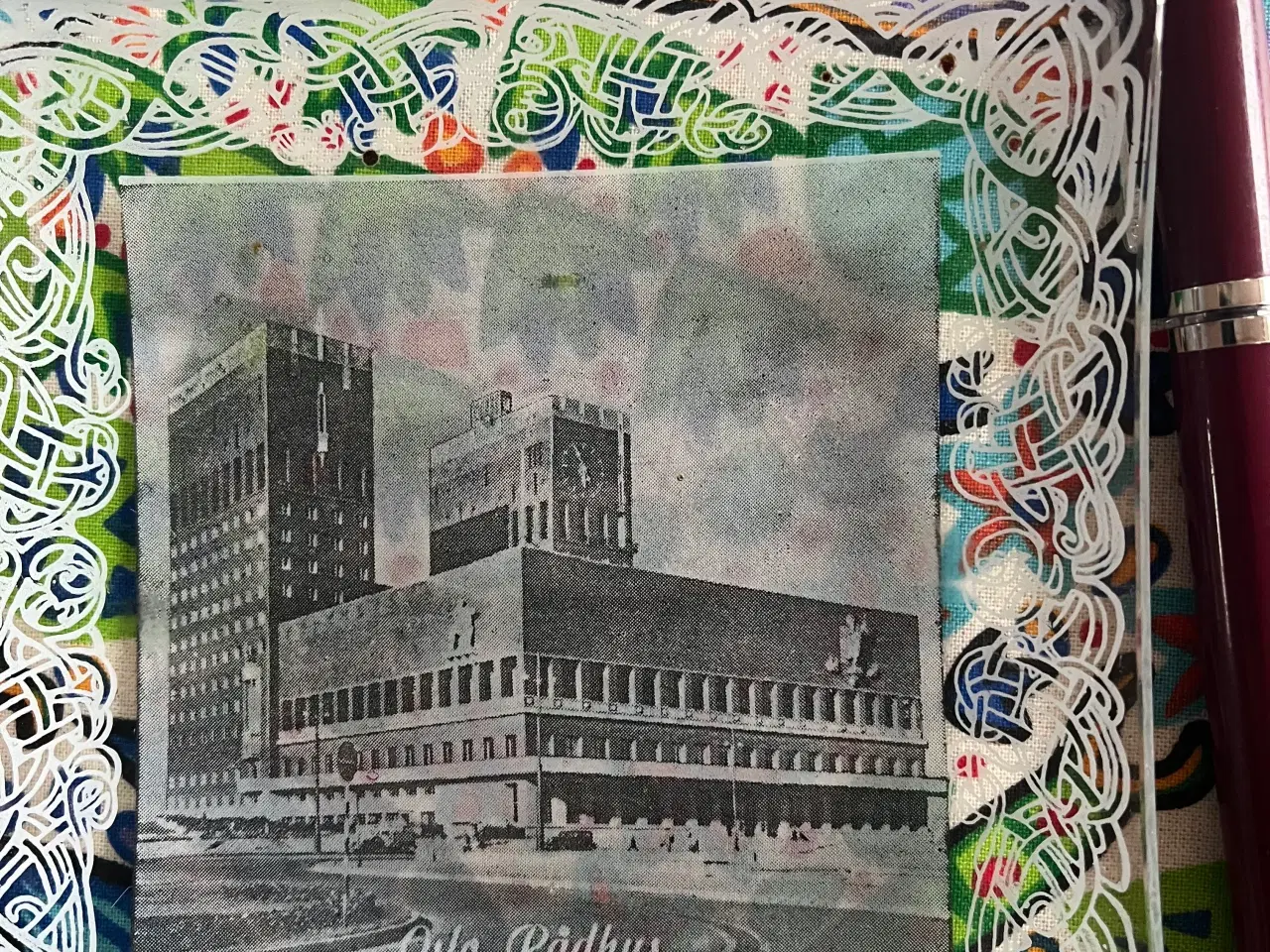 Billede 1 - Fint glas-askebæger m. Oslo Rådhus. Giv et bud.