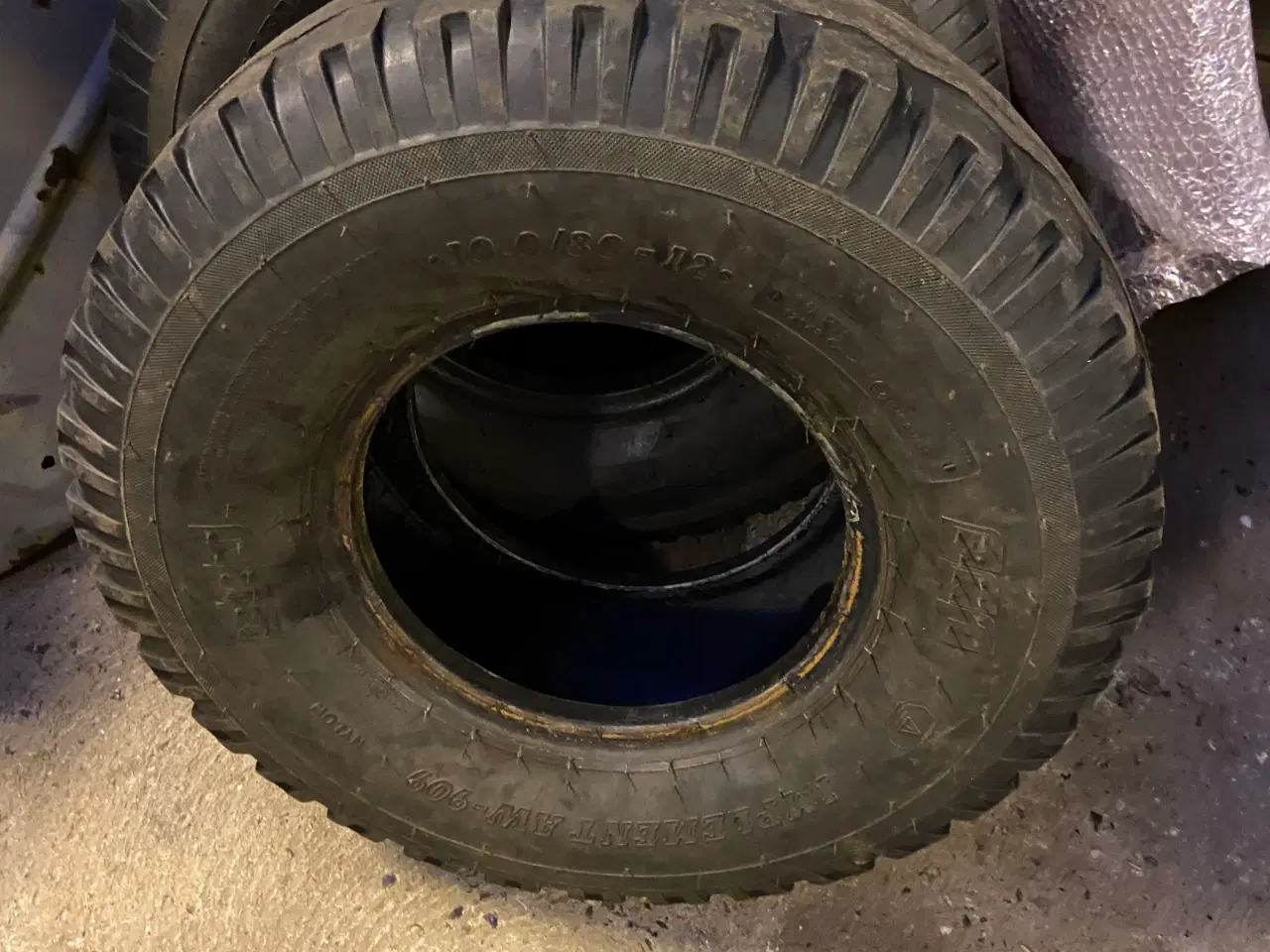 Billede 2 - Slidte 12 tommer dæk