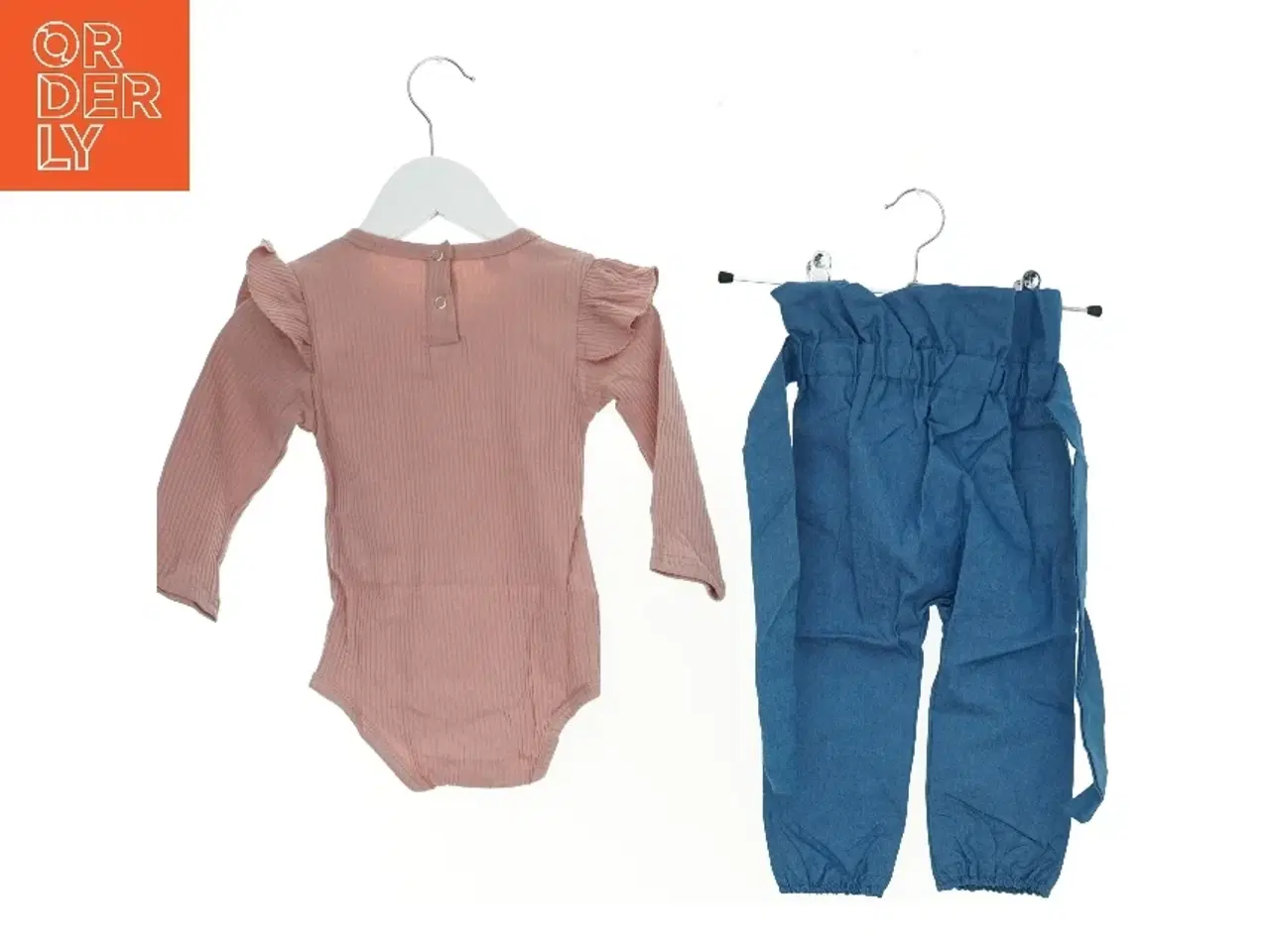 Billede 2 - Sæt børnetøj (str. 98 cm)