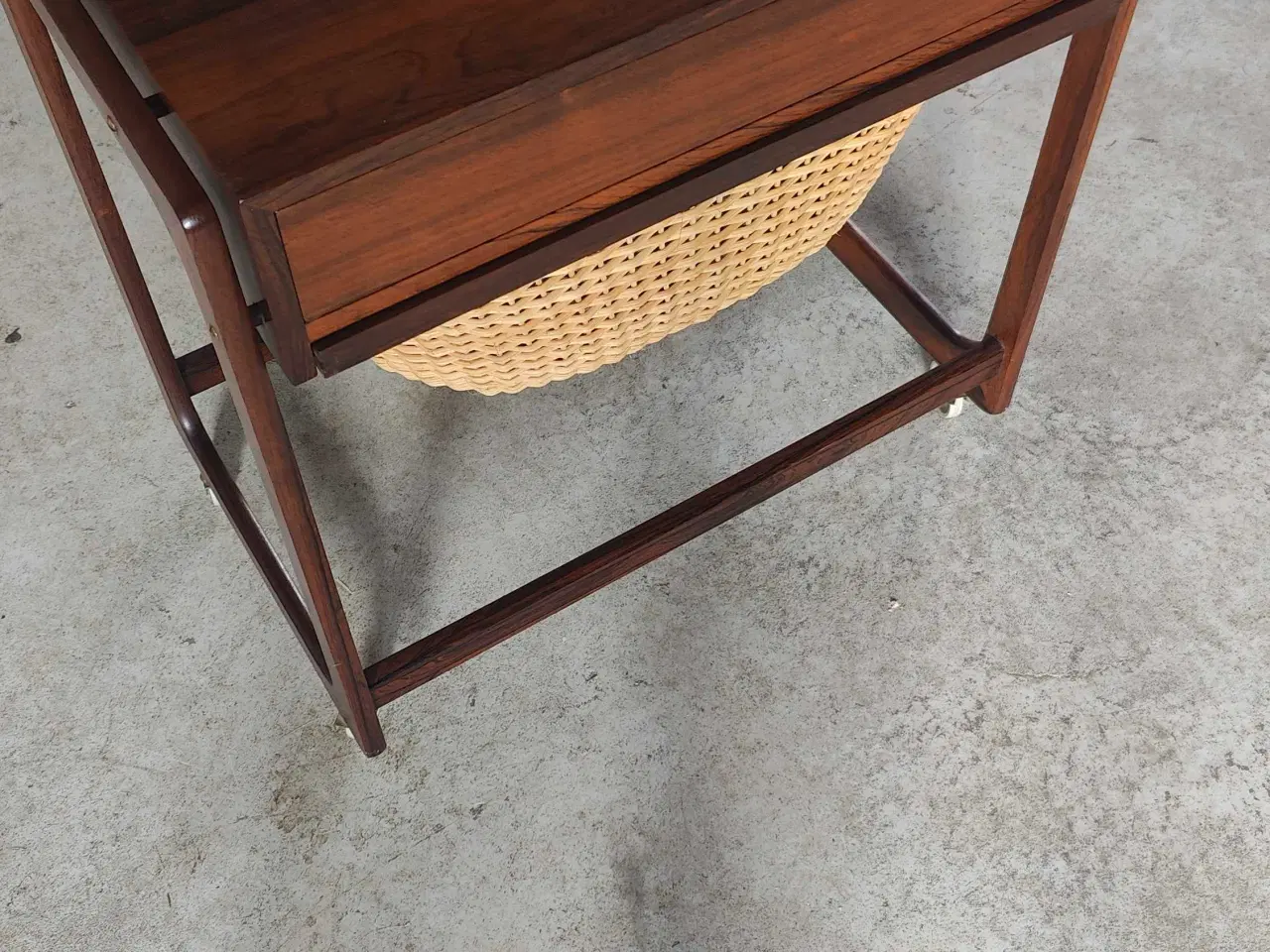 Billede 2 - Rullebord /sybord. 