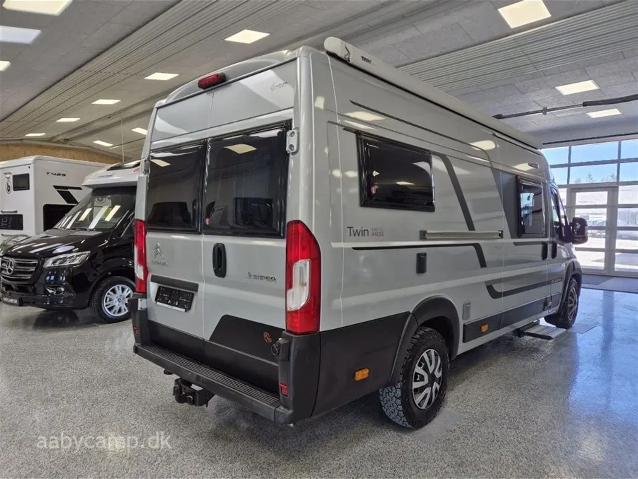 Billede 2 - 2020 - Adria Twin Axess 640 SL   langsgående senge. El-markise. 2x lithium. 2x TV. victron lader. victron booster. solceller. luft på bagaksel. Fyldegas.  kompressor køleskab. helårsdæk. undervognsbehandlet-.clesana Toilet.