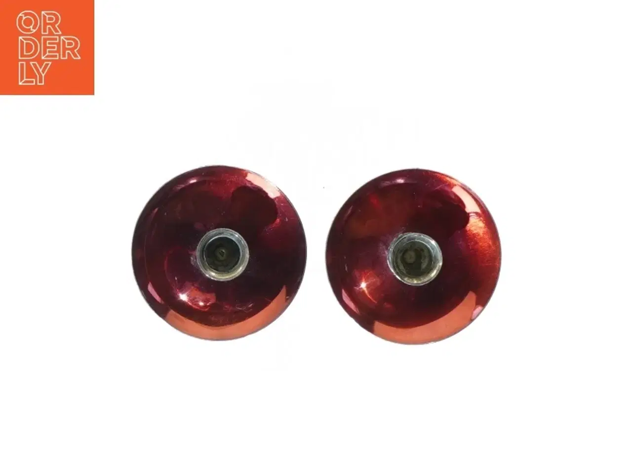 Billede 2 - To retro røde lysestager (str. Ø 6 cm)