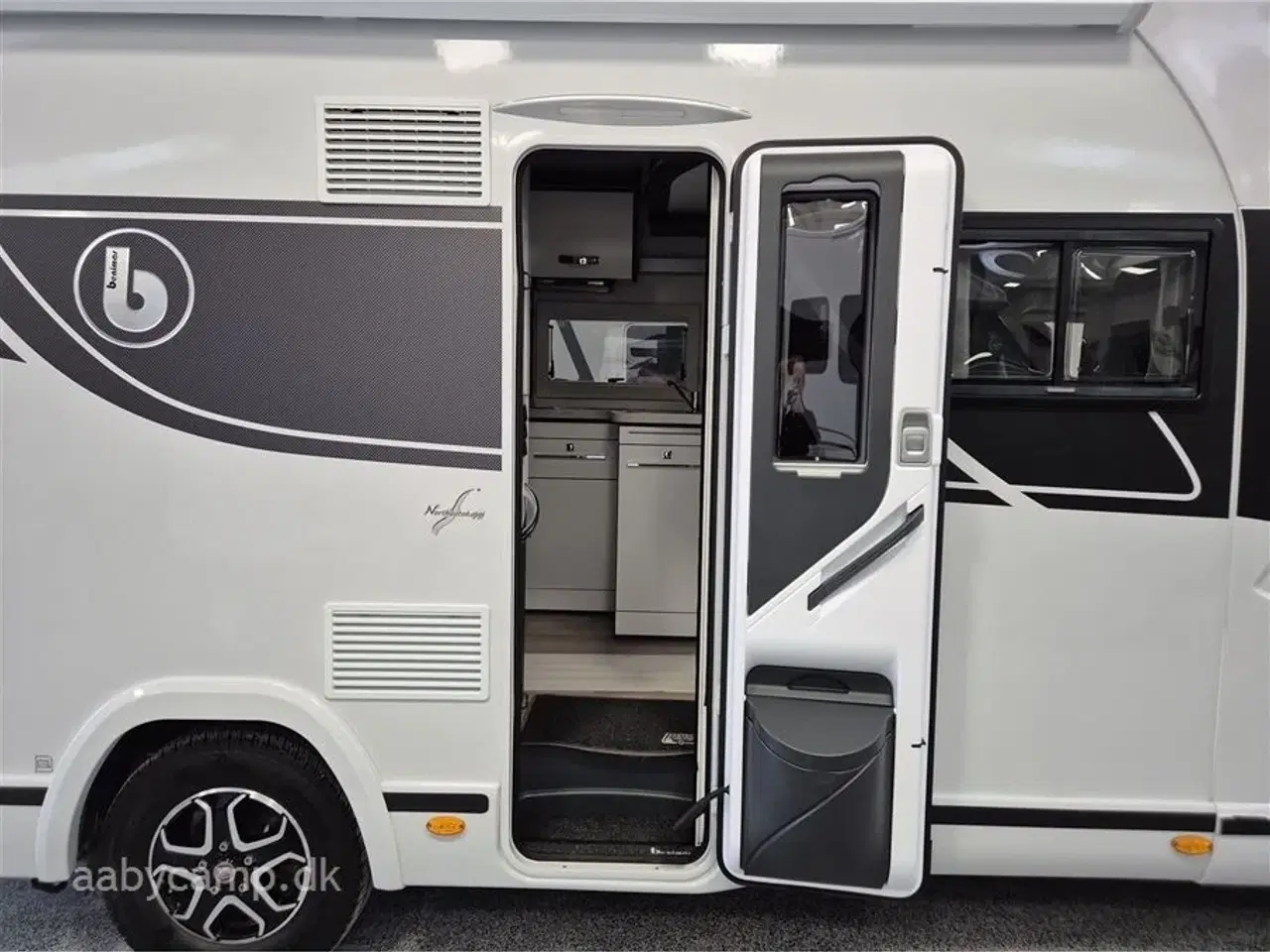 Billede 5 - 2024 - Benimar Mileo 263   Nk pakke. Automatgear. markise. 2x Lithium batteri. solceller. Helårsdæk. lædersæder. cykelstativ.