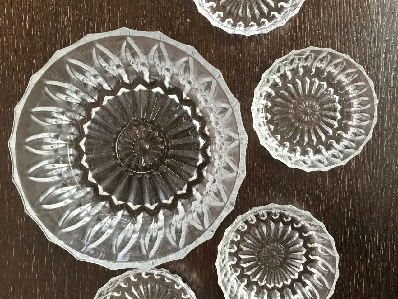 Billede 1 - Et stort og 4 små glasskåle 