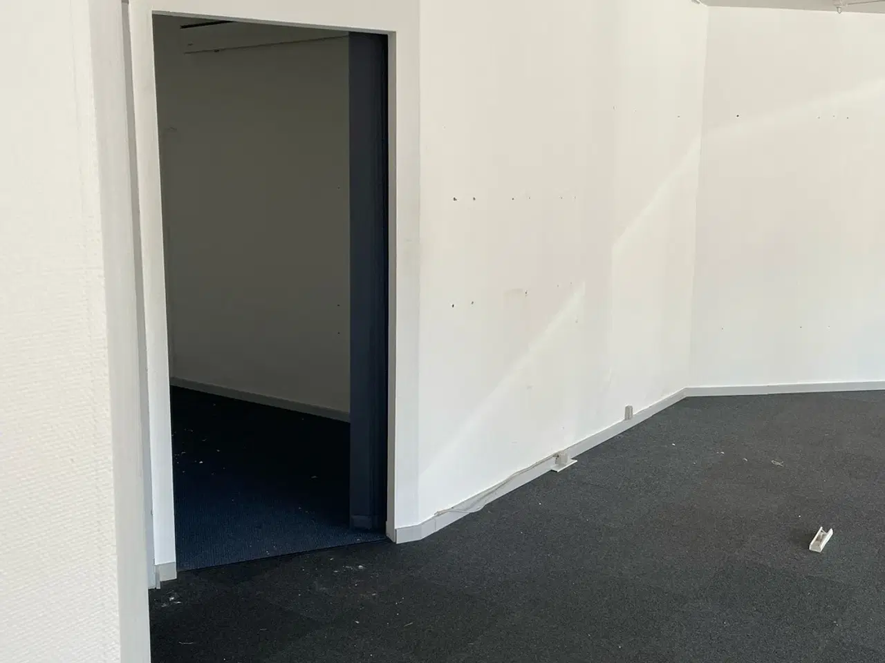 Billede 5 - Stort erhvervslokale med tekøkken og fælles toilet