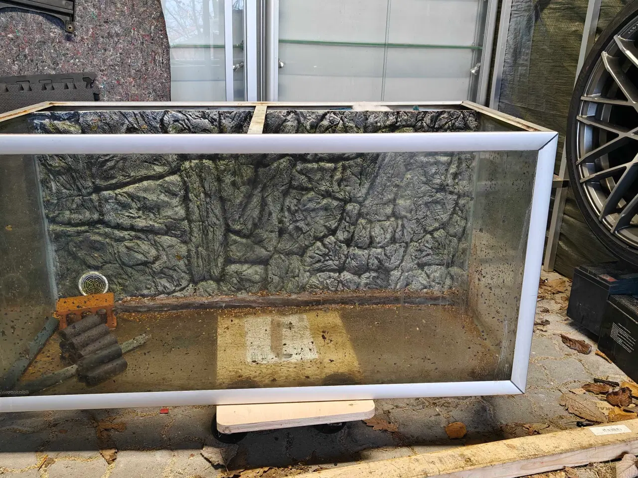 Billede 2 - Akvariereol med 2 stk. 250 L akvarier