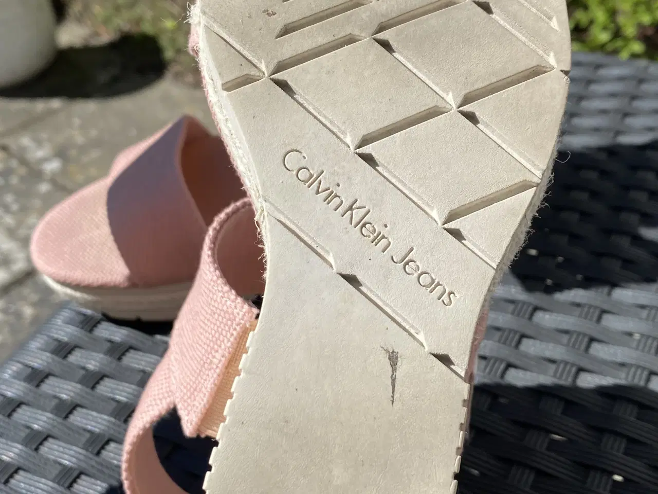 Billede 2 - Calvin Klein kilehæl sandaler – nude, som ny.