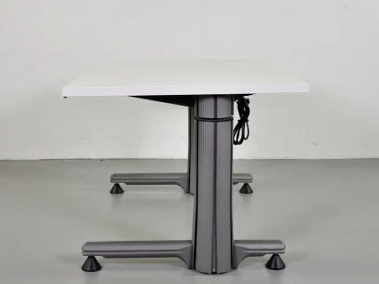 Billede 8 - Hæve-/sænkebord med hvid plade på grå stel