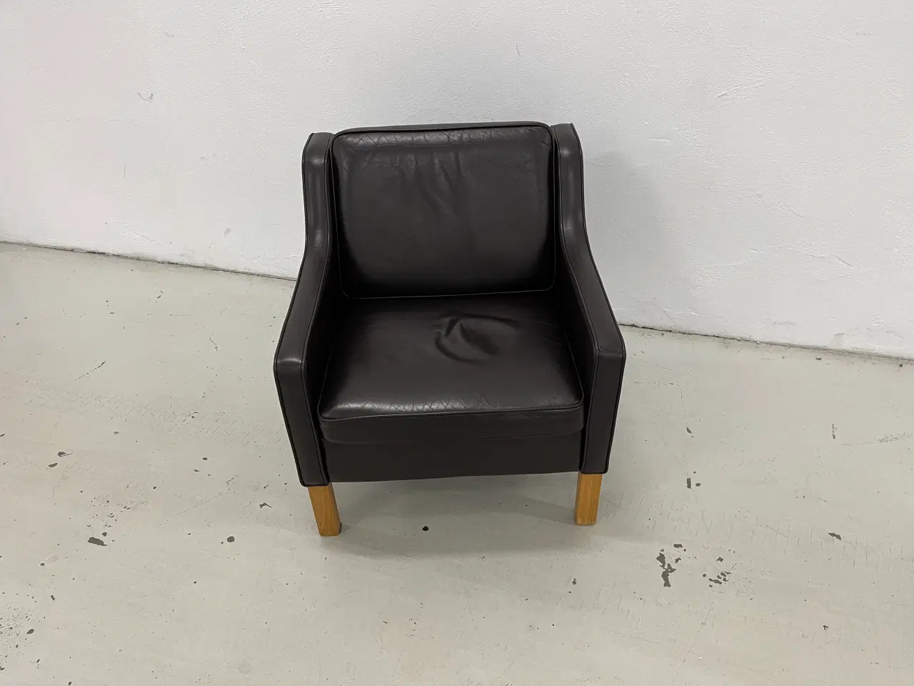 Billede 1 - Mogens Hansen MH195 lav stol i Dark Brown læder.