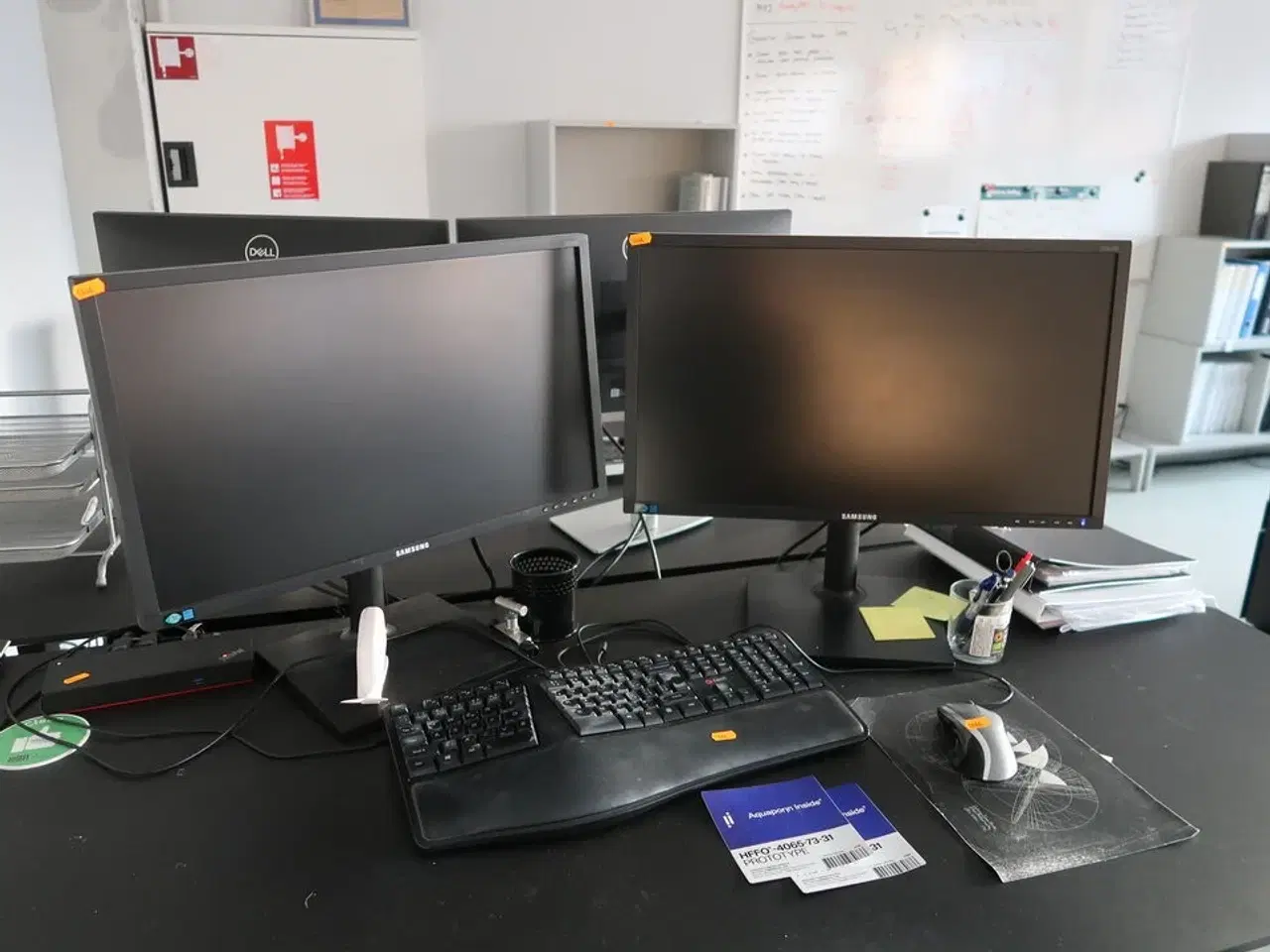 Billede 1 - 2 stk. computerskærme SAMSUNG S24E450D, dockingstation LENOVO ThinkPad Thunderbolt 3 Dock Gen 2, tastatur og mus