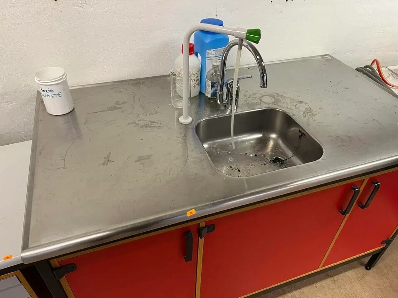 Billede 3 - Skab med vask og varmevands beholder og stålplade, samt afsætnings bord